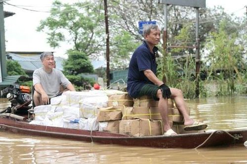 Nước sông Hồng dâng cao, người dân Hà Nội khẩn trương di dời đồ đạc