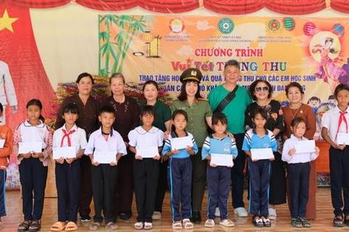 Hơn 500 phần quà Trung thu tặng học sinh vùng sâu Đam Rông
