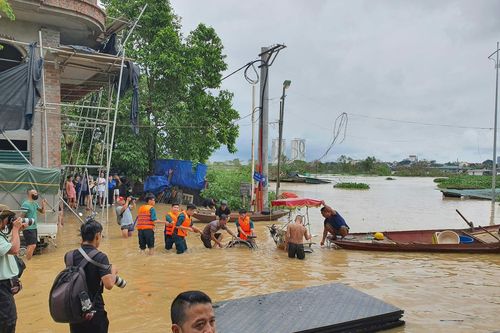 Hà Nội: Bãi bồi sông Hồng ngập, người dân hốt hoảng chạy đồ