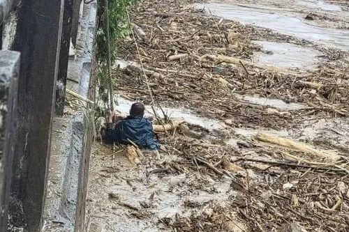 Lào Cai: Nỗ lực ngăn sà lan đâm vào cầu, một chiến sĩ bị dòng lũ cuốn trôi