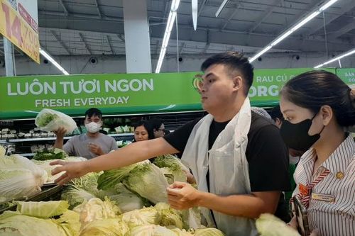 Hà Nội: Siêu thị liên tục 'vào hàng', đáp ứng nhu cầu thực phẩm tăng cao của người dân