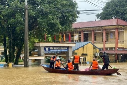 Chạy đua 'giải cứu' người dân khỏi rốn lũ ở Thái Nguyên