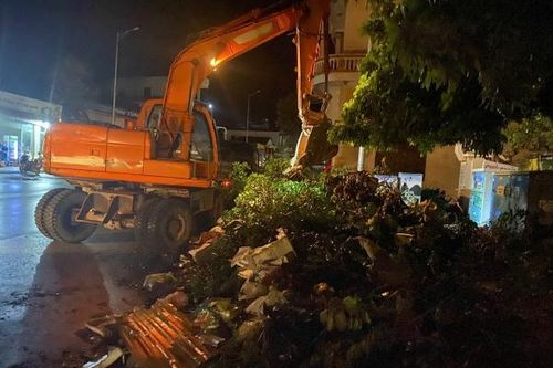 Quảng Ninh: Khách Tây và người dân xuyên đêm khắc phục hậu quả mưa bão số 3