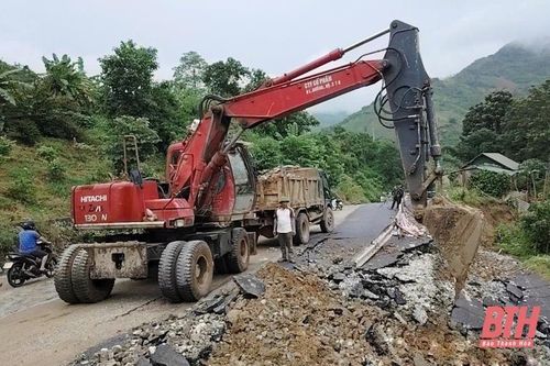 Khắc phục vị trí sạt lở nghiêm trọng trên tuyến Quốc lộ 15C
