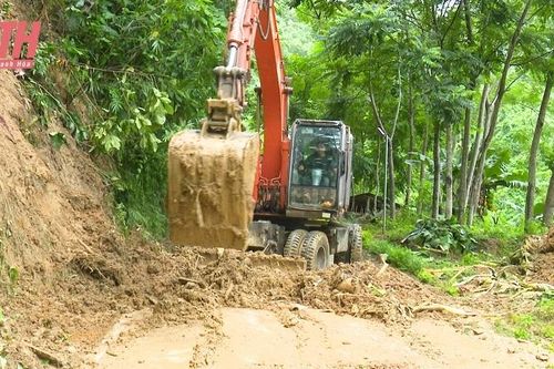 Quan Sơn tập trung khắc phục điểm sạt lở, sụt lún trên các tuyến giao thông
