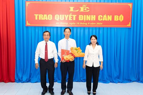 Trao quyết định bổ nhiệm Trưởng phòng Báo Điện tử giữ chức Phó Tổng Biên tập Báo An Giang