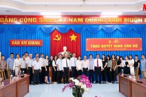 Trao quyết định bổ nhiệm Trưởng phòng Báo Điện tử giữ chức Phó Tổng Biên tập Báo An Giang
