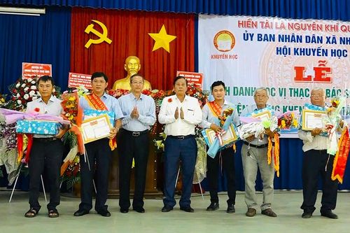 UBND xã Nhơn Mỹ vinh danh thạc sĩ, bác sĩ chuyên khoa và tuyên dương tân sinh viên thi đỗ đại học, cao đẳng năm 2024