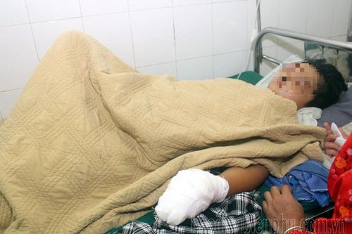 Dập nát bàn tay trái khi vừa sử dụng điện thoại vừa sạc pin