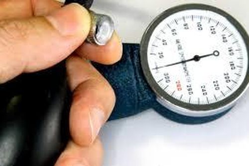 35 tuổi, huyết áp 200 mmHg có cần phải điều trị không?