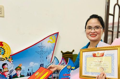 Cô giáo Phan Thị Hợp giành giải nhất thi tìm hiểu '70 năm Đảng bộ thành phố Pleiku, 95 năm đô thị Pleiku và 95 năm Công đoàn Việt Nam'