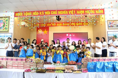 Các nghệ sĩ thăm, tặng quà cho 2 cơ sở bảo trợ xã hội