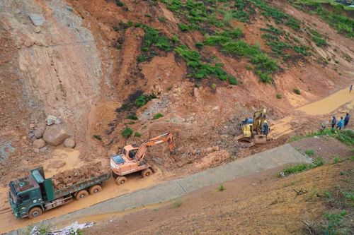 Sạt lở tại Quốc lộ 32 ngăn cách huyện Tân Uyên và Tam Đường