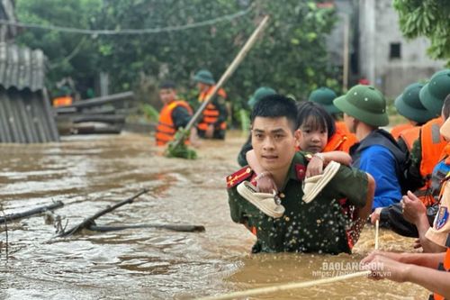 Lực lượng vũ trang tỉnh sát cánh cùng người dân trong mưa bão
