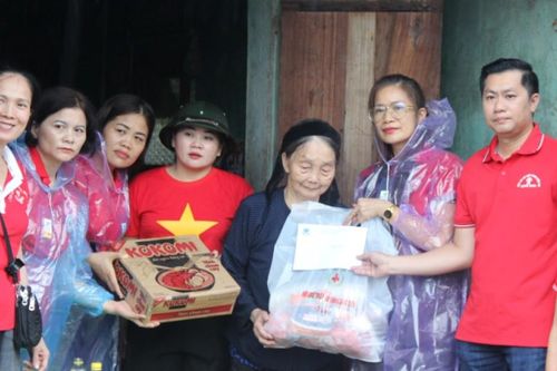 Hội Chữ thập đỏ tỉnh trao nhu yếu phẩm hỗ trợ người dân vùng lũ tại huyện Tràng Định