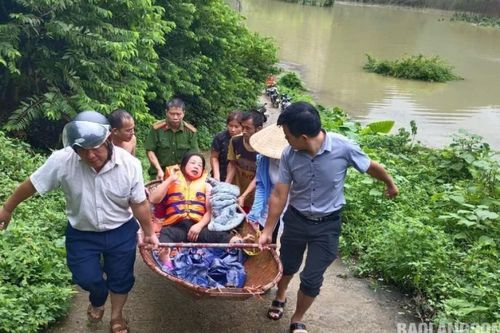 Công an xã Yên Sơn (Hữu Lũng) kịp thời phối hợp đưa người dân vùng bị cô lập do nước lũ đi cấp cứu