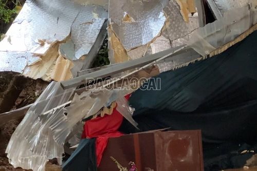 Khẩn cấp di chuyển 25 hộ dân ra khỏi khu vực sạt lở nguy hiểm