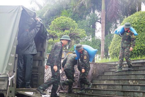 Quân khu 2 ủng hộ gạo, lương khô giúp Nhân dân Lào Cai