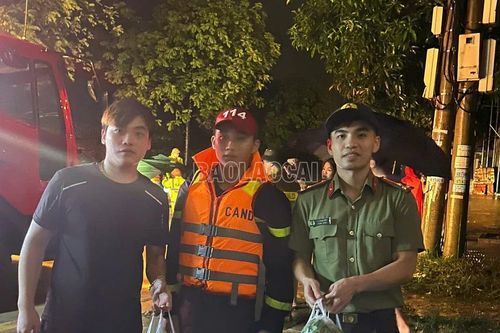 Nghĩa tình trong mưa lũ