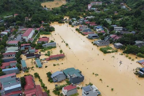 Hỗ trợ Hội Chữ thập đỏ tỉnh 500 triệu đồng mua nhu yếu phẩm cứu trợ Nhân dân vùng lũ
