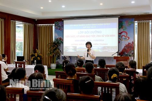 Bồi dưỡng kiến thức, kỹ năng giao tiếp, ứng xử văn minh du lịch cho người dân