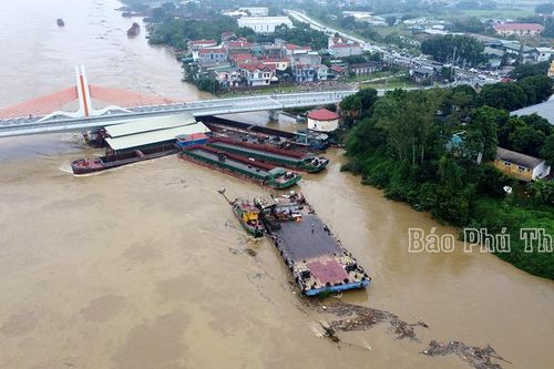 Giải tỏa các phương tiện bị mắc kẹt dưới chân cầu Vĩnh Phú