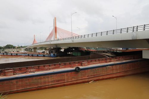 Đã giải tỏa được 7 tầu, sà lan mắc kẹt dưới chân cầu Vĩnh Phú