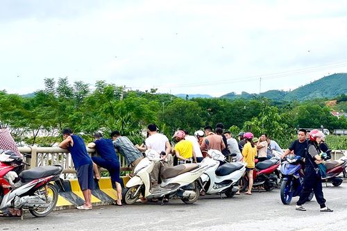 Cảnh báo người dân không tập trung đông trên cầu Hạ Hòa