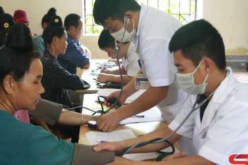 Khám, tư vấn và phát thuốc miễn phí cho người dân bản Phé