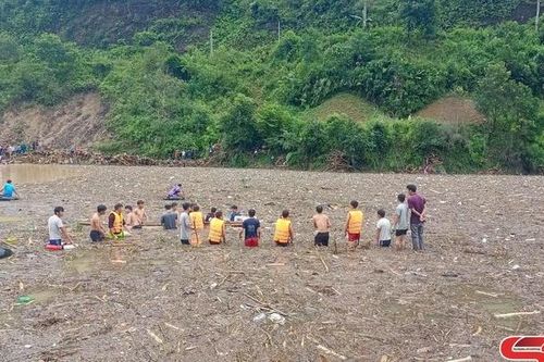 Bộ CHQS tỉnh tích cực giúp dân khắc phục hậu quả mưa lũ