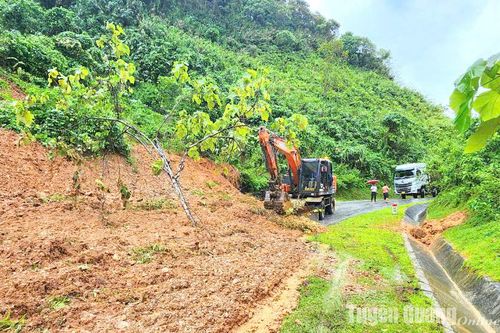 Nhiều cầu, đường hư hại sau bão số 3