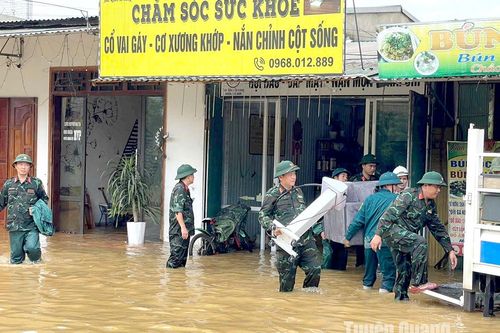 Lực lượng vũ trang hỗ trợ người dân vùng lũ