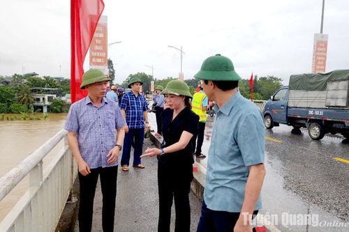 Đồng chí Lê Thị Kim Dung, Phó Bí thư Thường trực Tỉnh ủy, Chủ tịch HĐND tỉnh kiểm tra, chỉ đạo công tác phòng chống lụt bão
