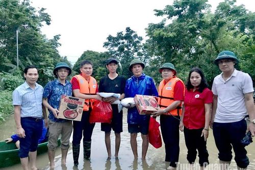 Cứu trợ khẩn cấp cho 202 hộ dân của xã Tứ Quận