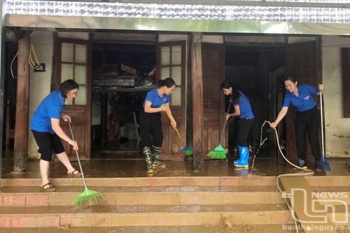 Phú Lương tập trung hỗ trợ người dân sau khi nước rút