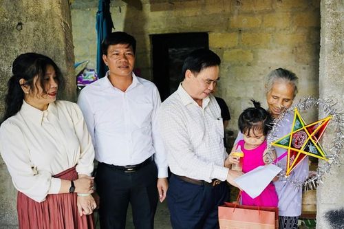 Bí thư Thị ủy Hương Thủy thăm, tặng quà Trung thu cho trẻ khuyết tật