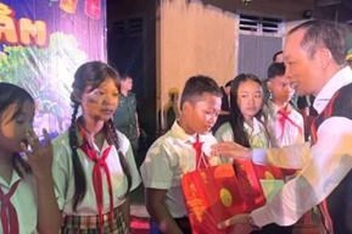 Biên cương rộn rã đêm hội trăng rằm