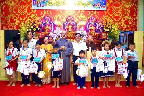 Các đơn vị, tự viện tổ chức tặng học bổng, Tết Trung thu và trao quà đến đồng bào nghèo