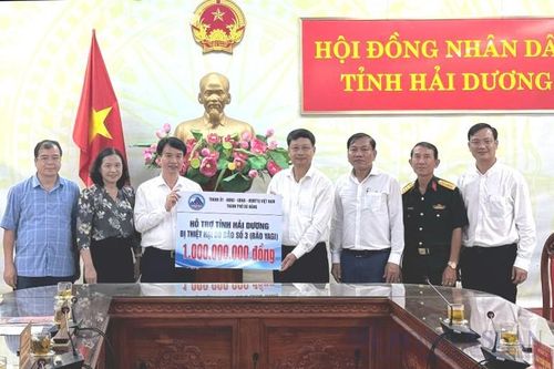 Thành phố Đà Nẵng trao quà, chia sẻ khó khăn sau bão số 3 với tỉnh Hải Dương
