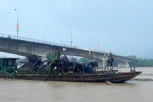 Hai tàu Trung Quốc trôi dạt về Yên Bái, tỉnh lo hỏng cầu bắc qua sông