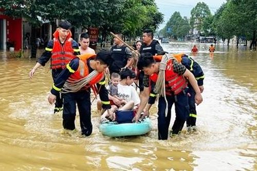 Những hình ảnh Công an cứu dân xúc động trong ngập lụt tại Thái Nguyên