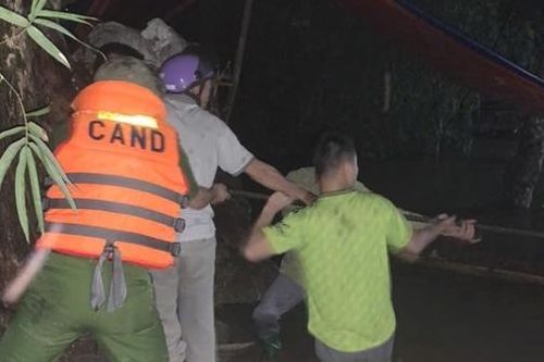 Lũ lên cao trong đêm, Công an Tuyên Quang sơ tán nhiều người mắc kẹt
