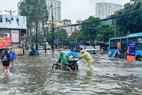 Nhiều tuyến phố Hà Nội biến thành 'sông', CSGT hỗ trợ người dân di chuyển phương tiện
