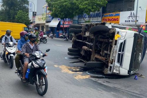 Giải cứu tài xế mắc kẹt bên trong chiếc xe tải bị lật