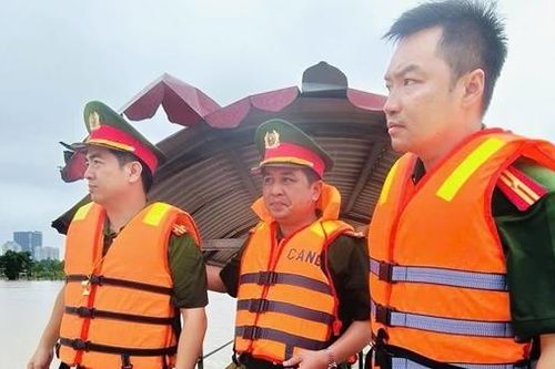Công an quận Tây Hồ đưa 2 người dân mắc kẹt tại bãi giữa sông Hồng vào bờ an toàn