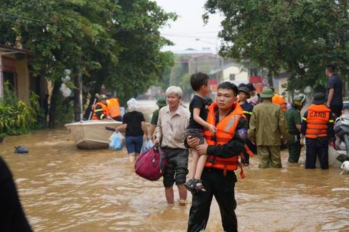 Yên Bái 'báo động đỏ' tại nhiều khu vực, Công an giúp sơ tán dân khỏi vùng nguy hiểm