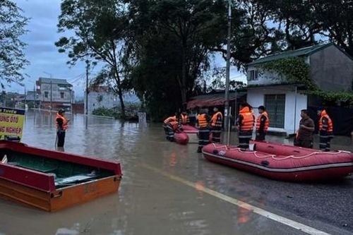 Người phụ nữ bị suy thận ngất trong rốn lũ được Công an đưa đi cấp cứu