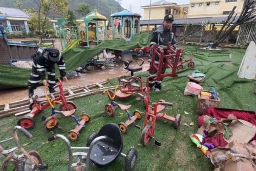 Trung đoàn Cảnh sát cơ động Đông Bắc tích cực dọn dẹp để trẻ em sớm được đến trường