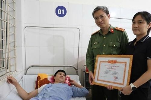Bắc Giang: Khen thưởng đột xuất phó trưởng Công an xã bị thương trong phòng chống lũ