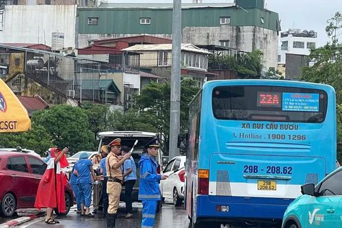 Người đàn ông sắp ngất trên đường được CSGT cứu giúp